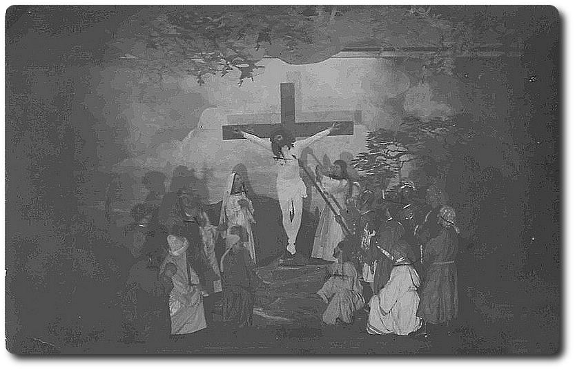 Au lieu-dit Golgotha, Jésus est crucifié entre deux condamnés de droit commun. Un soldat lui ouvre le côté. Son corps inerte est descendu de la croix