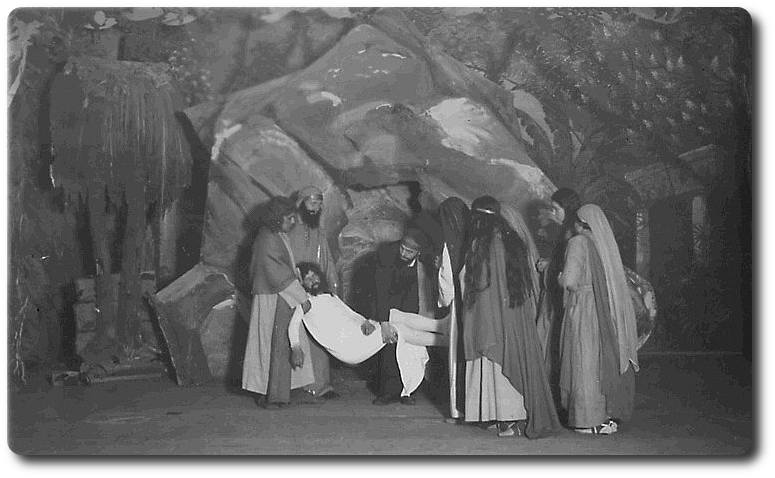 Jésus sort du tombeau et apparaît à Marie-Madeleine. La joie Pascale éclate
