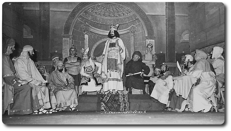 Réunion du conseil des Anciens dans la demeure du grand prêtre Caïphe qui condamne Jésus à mort. Judas vient au secours du grand conseil pour 30 pièces d'argent