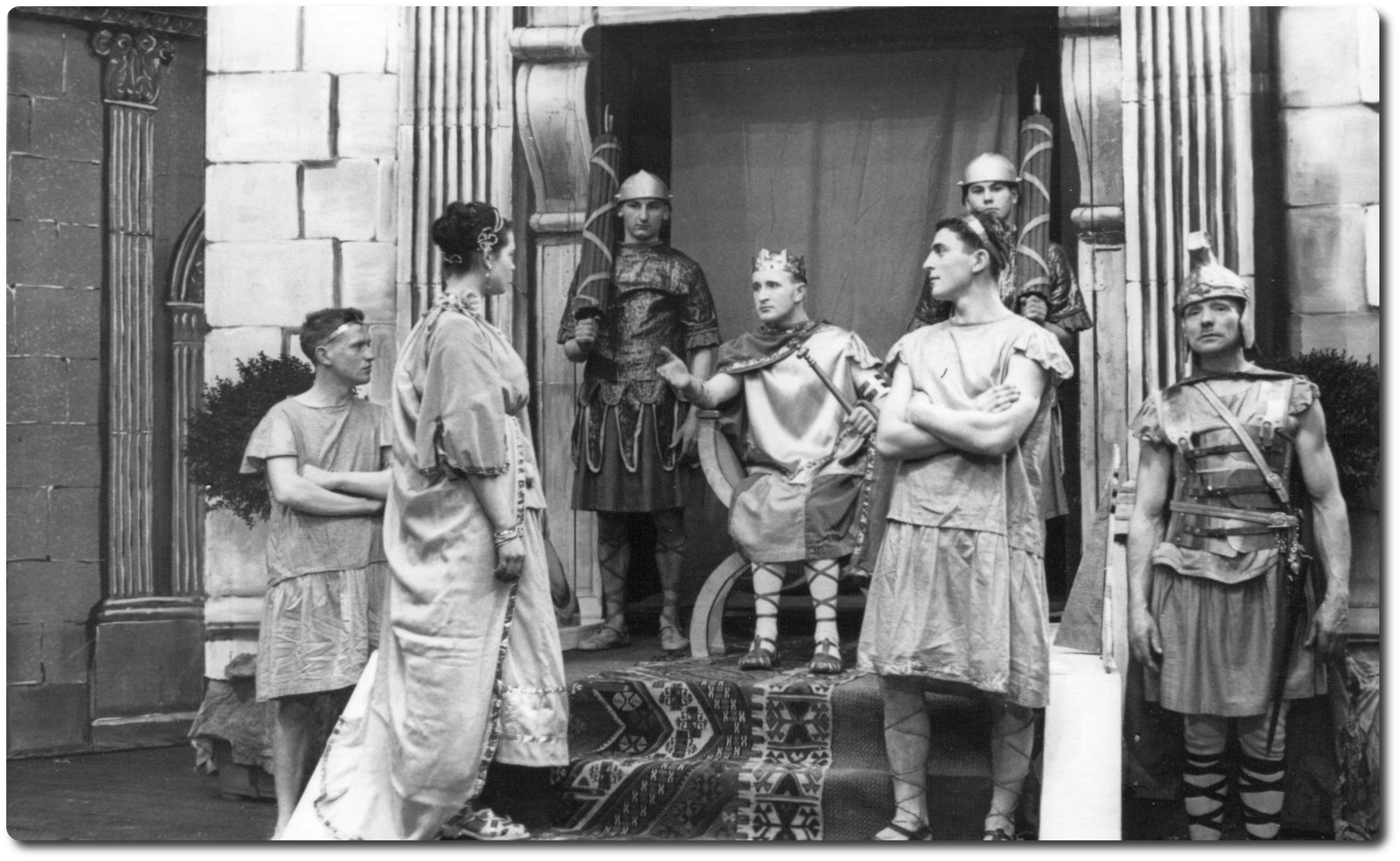 Ponce Pilate gouverneur de Judée reçoit les Grands Prêtres dans sa forteresse d'Antonia. Il reste perplexe devant ce qui est reproché à Jésus, et envoie le condamné à Hérode