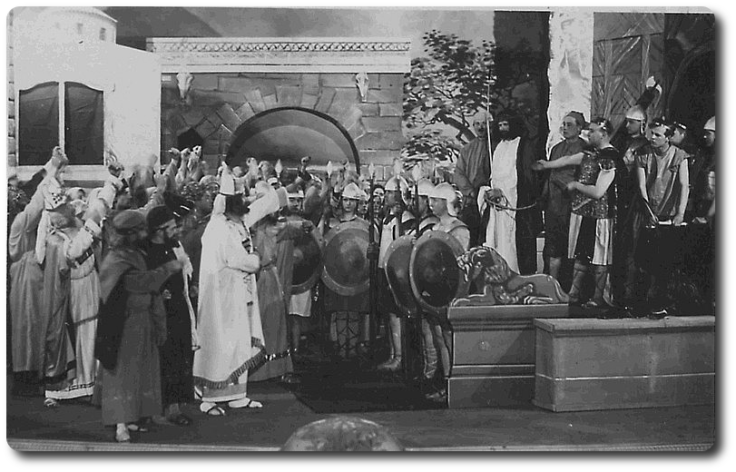 Les Grands Prêtres exigent la mort de Jésus. Pilate libère Barrabas et condamne à mort Jésus après l'avoir fait flageller et couronner d'épines