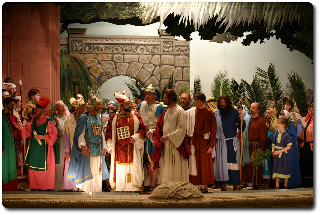 Vorplatz des Tempels zu Jerusalem. Bewegtes Treiben, Jesus kommt umgeben von seinen Aposteln umjubelt durch die Volksmenge.