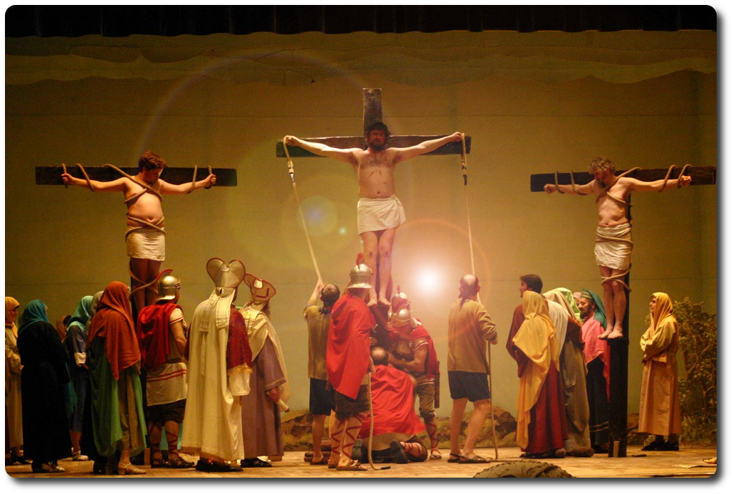 Jesus wird zwischen zwei Schächern gekreuzigt. Ein Soldat öffnet ihm die Seite. Der Leichnam Jesus wird vom Kreuz herab genommen