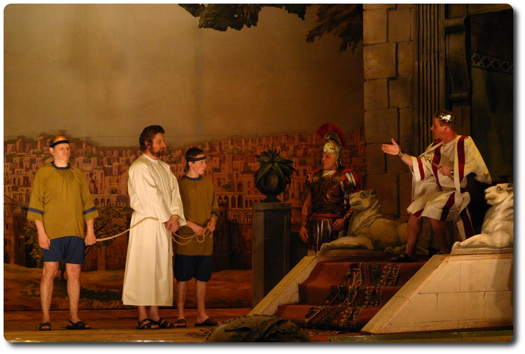 Der römische Landpfleger Pontius Pilatus ist unschlüssig über das Treiben Jesus. Die Hohenpriester verlangen Jesus Tod. Pilatus schickt sie zu Herodes