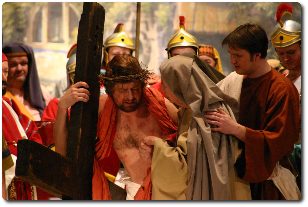 Jesus auf dem Weg nach Golgatha. Er begegnet seiner Mutter, tröstet die frommen Frauen, fällt dreimal nieder